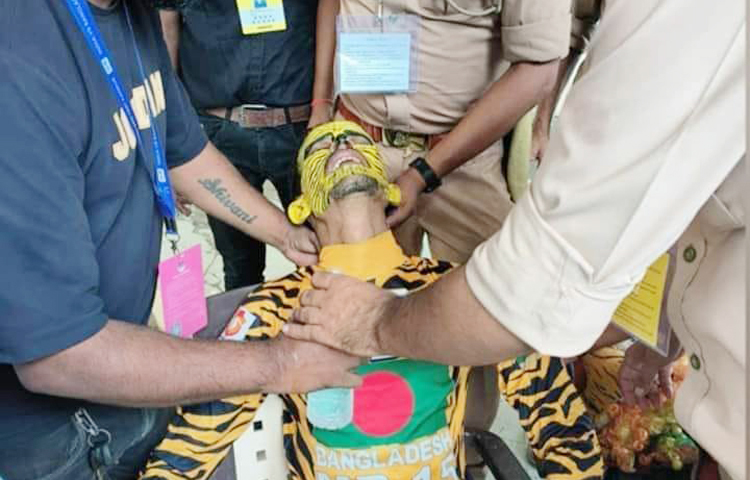 কালো ও হলুদ রঙের বাঘের পোশাক গায়ে ‘টাইগার রবি’ নামে পরিচিতি পাওয়া বাংলাদেশি সমর্থক ভারতীয় দর্শকদের মারধরের শিকার হন। কানপুরের গ্রিন পার্কে স্বাগতিক দলের দর্শকদের হাতে মার খেয়ে হাসপাতালে যেতে হয় টাইগার রবিকে। ছবি: সংগৃহীত