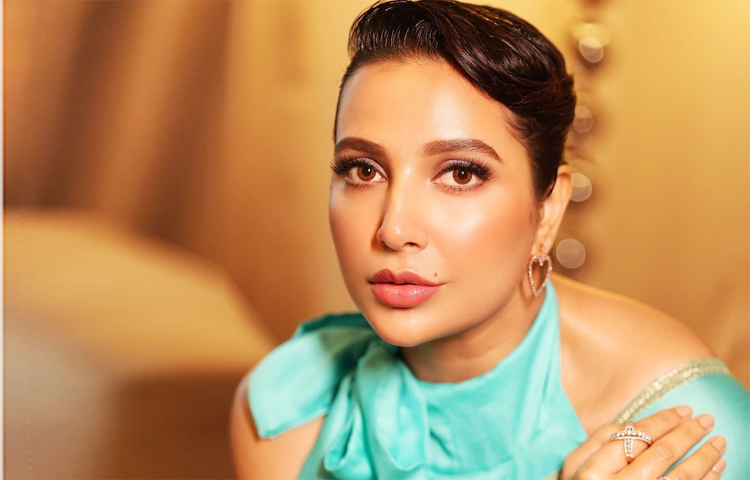 ছবিতে দেখা গেছে, একরঙা শিফন সিল্কের প্যাস্টেল কালারের শাড়ি পরেছেন শুভশ্রী। হালকা রঙের শাড়িতে তাকে অনবদ্য লাগছে। শাড়িতে নেই কোনো কারুকাজ, শুধু চিকন লেইস লাগানো পাড়ে। তাতেই ভিন্ন লুক ক্রিয়েট করেছে। ছবি: ইনস্টাগ্রাম