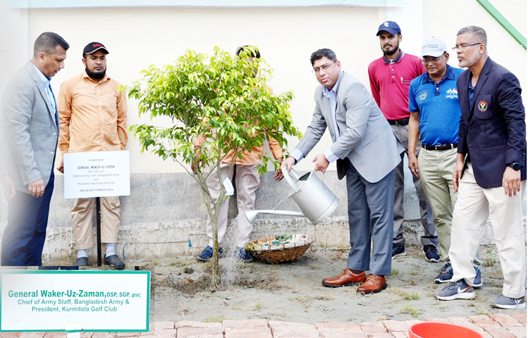 কুর্মিটোলা গলফ ক্লাবের প্রেসিডেন্ট ও সেনাবাহিনী প্রধান জেনারেল ওয়াকার-উজ-জামান বৃক্ষরোপণ কর্মসূচির উদ্বোধন করেছেন। আজ কুর্মিটোলা গলফ ক্লাবে আসিয়ান ঢাকা কমিটির বৃক্ষরোপণ কর্মসূচির উদ্বোধন করেন তিনি। ছবি: জাগো নিউজ