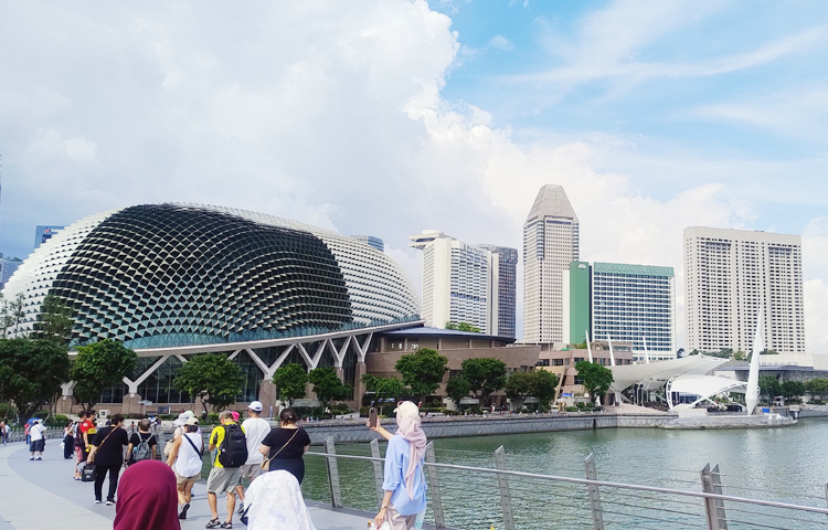 এখানে আছে বিনোদনের সব রকম ব্যবস্থা। শিশুর জন্য আছে খেলাধুলার উপকরণ। এখানে সূর্যোদয় ও সূর্যাস্ত দেখার সুযোগ কেউ হারাতে চান না। মনোমুগ্ধকর মেরিনা সেতু ও মেরিনা দক্ষিণাঞ্চলকে একীভূত করে আছে হেলিক্স ব্রিজ। ছবি: এম মাঈন উদ্দিন