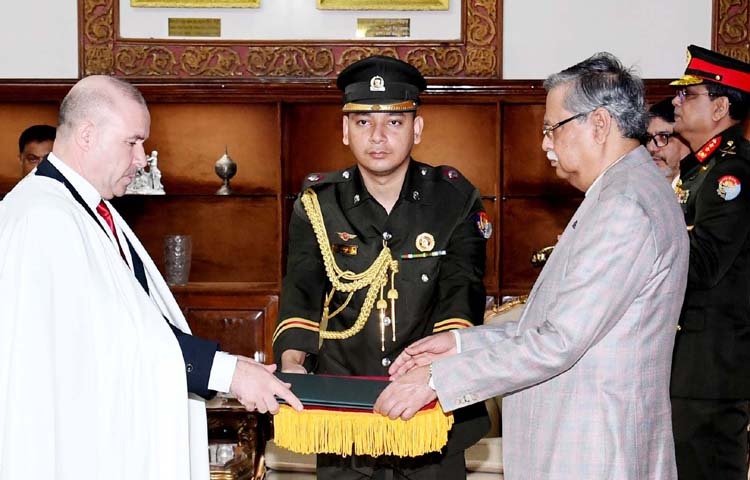 রাষ্ট্রপতি মো. সাহাবুদ্দিনের কাছে পরিচয়পত্র পেশ করেছেন বাংলাদেশে নবনিযুক্ত আলজেরিয়ার রাষ্ট্রদূত ড. আবদেলওয়াহাব সাইদানী। আজ সকালে বঙ্গভবনে পৌঁছলে প্রেসিডেন্ট গার্ড রেজিমেন্টের একটি চৌকস দল রাষ্ট্রদূতদের গার্ড অব অনার দেন। ছবি: পিআইডি