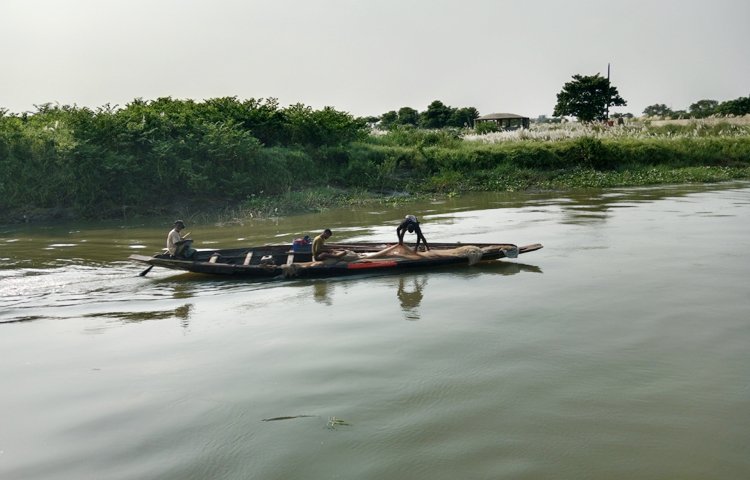 বৃহত্তর ঢাকার নদী কেন্দ্রিক মানুষের জীবনযাপন ও সংস্কৃতির আলোকচিত্র নদীপথে ভ্রমণকালে তোলা হয়েছে। এখানে বালু নদীতে মাছ ধরার চেষ্টা চলছে। ছবি: ফাত্তাহ তানভীর রানা