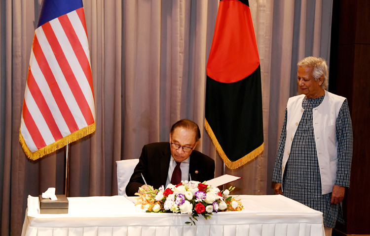 প্রধান উপদেষ্টা প্রফেসর মুহাম্মদ ইউনূসের উপস্থিতিতে ঢাকায় হোটেল ইন্টারকন্টিনেন্টালে দ্বিপাক্ষিক বৈঠক শেষে মালয়েশিয়ার প্রধানমন্ত্রী আনোয়ার ইব্রাহিম পরিদর্শন বইয়ে স্বাক্ষর করেন। ছবি: পিআইডি