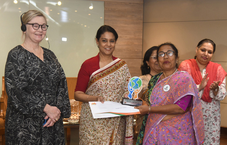 পরিবেশ, বন ও জলবায়ু পরিবর্তন উপদেষ্টা সৈয়দা রিজওয়ানা হাসান আজ ঢাকায় মহাখালীর ব্র্যাক সেন্টারে একটি অনুষ্ঠানে জলবায়ু পরিবর্তনের প্রভাব মোকাবিলায় নারীর ভূমিকা পদক প্রদান করেন। ছবি: পিআইডি