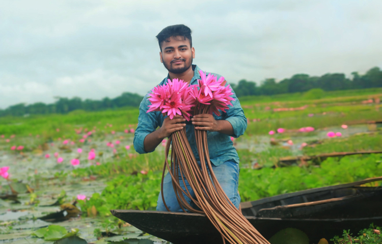 সাতলা গ্রামের মানুষের জীবিকা এবং সংস্কৃতির সঙ্গে শাপলা ফুলের ঘনিষ্ঠ সম্পর্ক আছে। স্থানীয় বাসিন্দারা বিলে শাপলা সংগ্রহ করে তা বাজারে বিক্রি করে থাকেন। শাপলা ফুল শুধু সৌন্দর্য নয়, এটি খাদ্যশস্যও। যা বিভিন্ন রকম পুষ্টিকর খাবার হিসেবে ব্যবহৃত হয়। ছবি: বি এম সাকিব