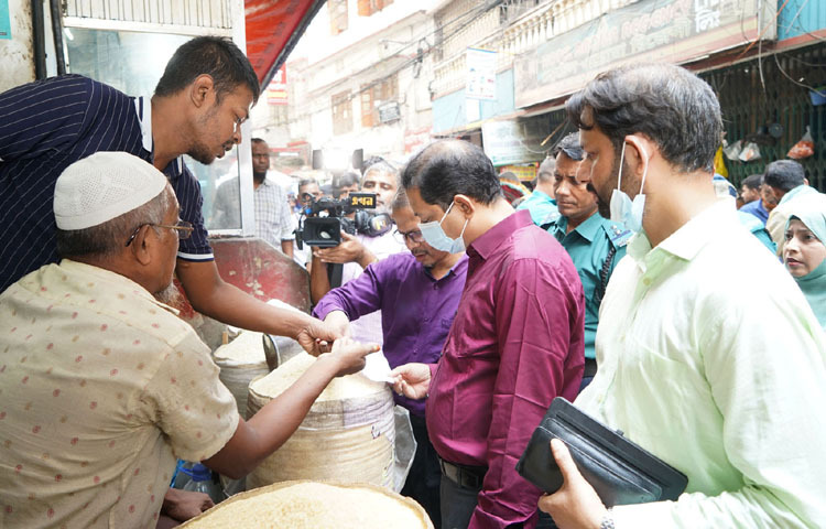 আজ রাজধানীর ফকিরাপুল কাঁচাবাজারে নিত্যপণ্যের মূল্য স্থিতিশীল রাখা ও বাজার পরিস্থিতি নিয়ন্ত্রণে বাণিজ্য মন্ত্রণালয়ের আওতাধীন বিভিন্ন বিভাগের সমন্বয়ে বাজার মনিটরিং করা হয়। ছবি: পিআইডি