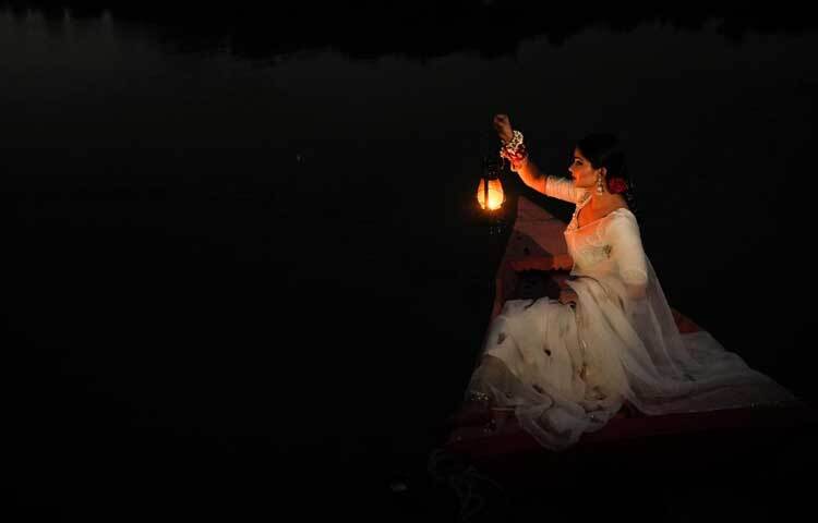 রাতে হারিকেনের হলদে আলোয় অপরূপা লাগছেন তাকে। ছবি: ফেসবুক থেকে