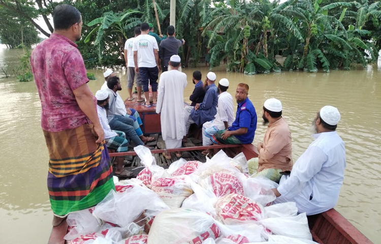 প্রতিটি প্যাকেজে থাকছে ১০ কেজি চাল, ২ কেজি খেজুর, ২ লিটার তেল, ২ কেজি ডাল ও ১ কেজি লবণ। ছবিটি ময়মনসিংহের ধোবাউড়া থেকে তোলা। ছবি: ফেসবুক থেকে নেওয়া