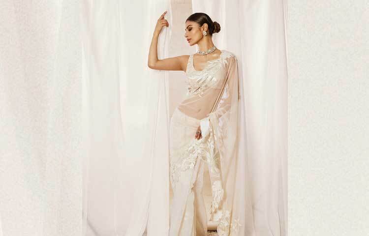 স্লিভলেস ডিজাইনার ব্লাউজের সঙ্গে শিফন শাড়ি আর হালকা সাজে অপ্সরা লাগছে তাকে। ছবি: ইনস্টাগ্রাম থেকে