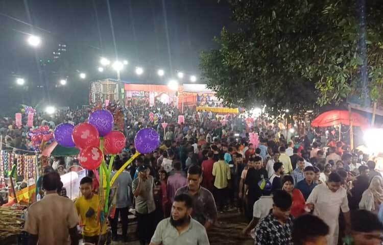 বছরান্তে দেবী দুর্গার আগমনে মন্দিরে মন্দিরে বেজে ওঠা ঢাক-ঢোল, ঘণ্টা আর শঙ্খধ্বনিতে উচ্ছ্বসিত হয়ে ওঠে আবহমান বাংলা। ছবি: এন কে বি নয়ন