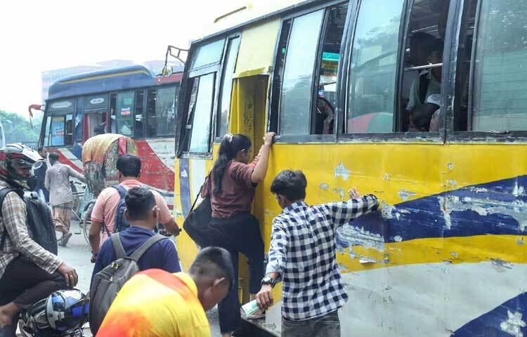 গণপরিবহনে উঠতে ব্যস্ত যাত্রীরা।  ছবি: মাহবুব আলম