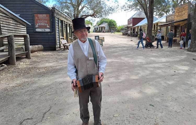 বাজনাদার। ছবি: মো. ইয়াকুব আলী