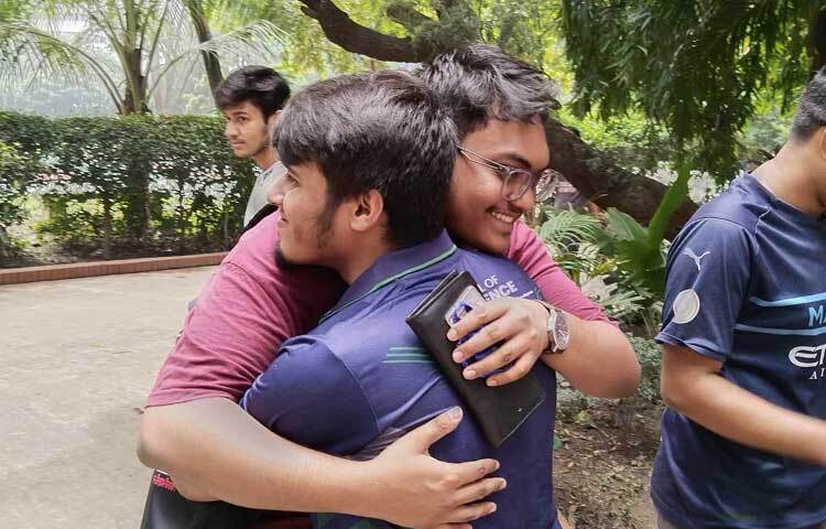 কাঙ্ক্ষিত ফল পেয়ে খুশিতে একে অপরকে জড়িয়ে ধরেছেন তারা। ছবি: ইয়াসির আরাফাত