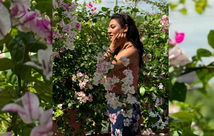 সম্প্রতি ফুলবাগানে তোলা বেশকিছু ছবি সামাজিক যোগাযোগ মাধ্যমে শেয়ার করেছেন মায়াবী এই অভিনেত্রী। ছবি: ফেসবুক থেকে