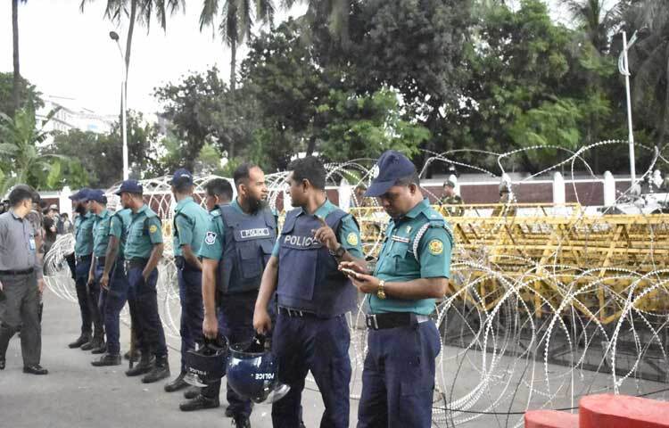বঙ্গভবন এলাকার সার্বিক নিরাপত্তা ব্যবস্থা সম্পর্কে মতিঝিল বিভাগের উপ-পুলিশ কমিশনার (ডিসি) মো. শাহরিয়ার আলী বলেন, গতকাল রাতে উদ্ভূত ও অনাকাঙ্ক্ষিত ঘটনা ঘটেছে। তাই সার্বিক পরিস্থিতি পর্যবেক্ষণ ও মূল্যায়নের ভিত্তিতে আজ এই এলাকায় নিরাপত্তা জোরদার করা হয়েছে।
