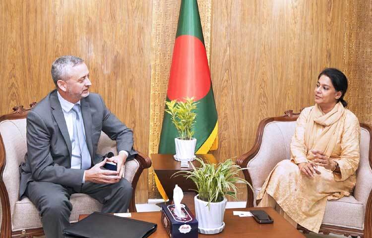 মন্ত্রণালয়ে পরিবেশ, বন ও জলবায়ু পরিবর্তন উপদেষ্টা সৈয়দা রিজওয়ানা হাসানের সঙ্গে সাক্ষাৎ করেন বাংলাদেশে ইউরোপীয় ইউনিয়নের রাষ্ট্রদূত মাইকেল মিলার। ছবি: পিআইডি