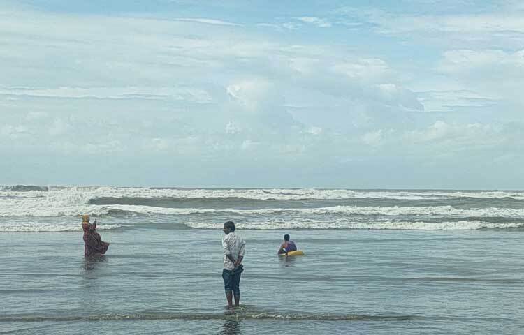 ঢেউয়ের পর ঢেউ মাড়িয়ে গোসলে মত্ত তারা।