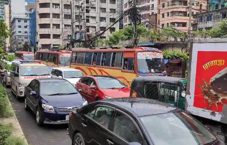 শিক্ষার্থীদের সড়ক অবরোধের ফলে আশপাশের এলাকায় যানচলাচল বন্ধ হয়ে পড়ে। এতে তীব্র যানজটের সৃষ্টি হয়েছে।
