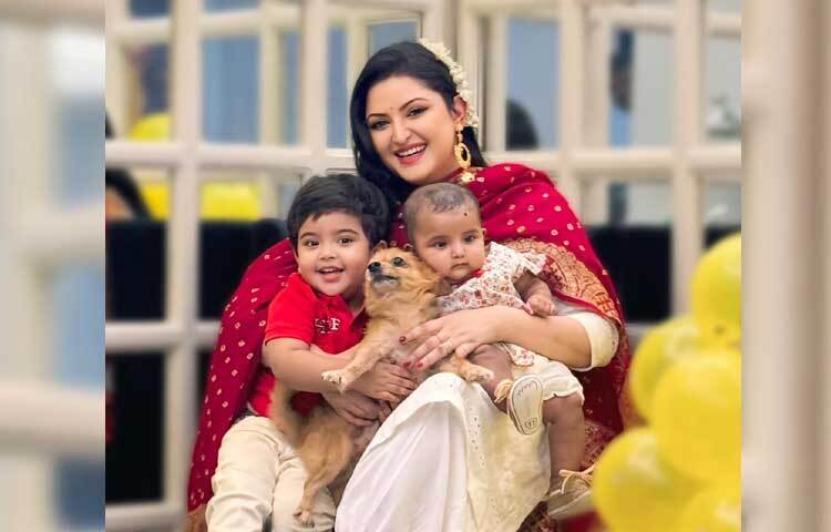 পরী এখন দুই সন্তানের মা। সবরকম আইনি প্রক্রিয়া মেনে এক কন্যা সন্তানকে দত্তক নিয়েছেন এই অভিনেত্রী।