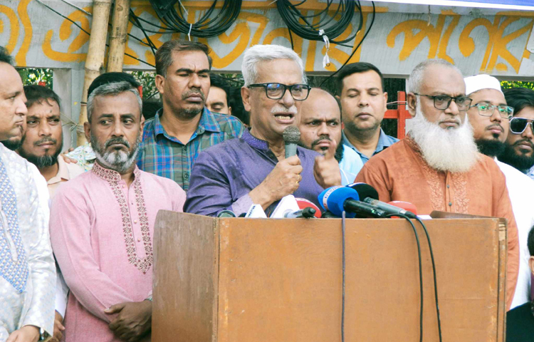 বিএনপি চেয়াপারসনের উপদেষ্টা জয়নুল আবদীন ফারুক বলেছেন, বাংলাদেশে আগস্টের বিপ্লবের পর রাজনৈতিক আকাশকে আবার ঘোলাটে করার চক্রান্ত চলছে। আজ ঢাকাস্থ সেনবাগ ফোরামের উদ্যোগে আয়োজিত বিএনপির ভারপ্রাপ্ত চেয়ারম্যান তারেক রহমানের মিথ্যা মামলা প্রত্যাহারের দাবিতে অবস্থান কর্মসূচিতে তিনি এ কথা বলেন। ছবি: জাগো নিউজ