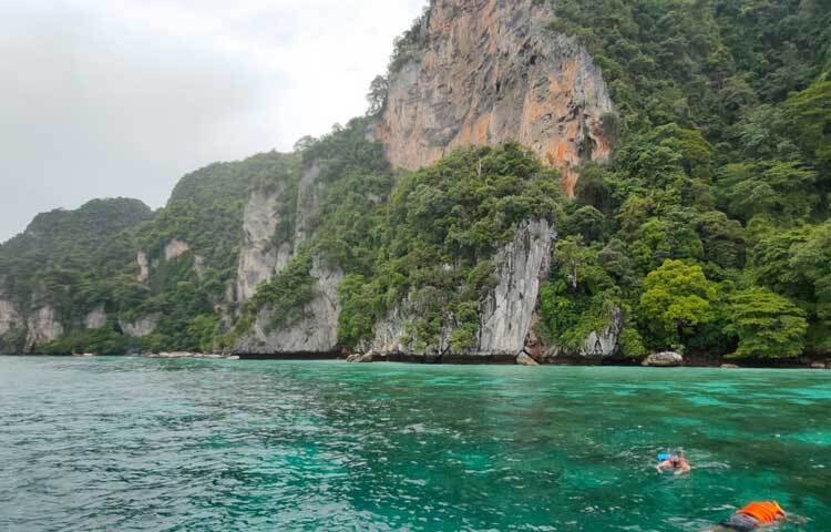 থাইল্যান্ডের বৃহত্তম দ্বীপ ও পর্যটকদের প্রধান আকর্ষণ ফুকেট। এর প্রাকৃতিক সৌন্দর্য, সমৃদ্ধ সংস্কৃতি ও বৈচিত্র্যময় বিনোদনমূলক কর্মকাণ্ডের জন্য বিশ্বব্যাপী বিখ্যাত।