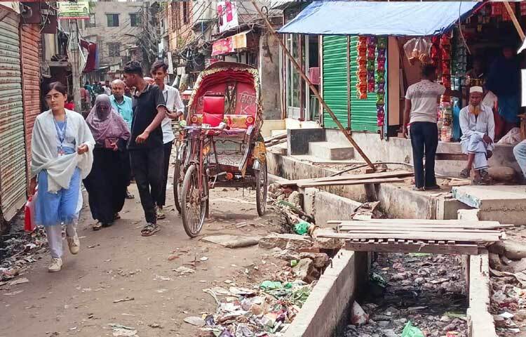 সিটি করপোরেশন, ওয়াসা, তিতাস, ডেসকোসহ কোন না কোনো প্রতিষ্ঠান প্রতিদিনই খুঁড়ছে সড়ক, অলিগলি। সঙ্গে যোগ হয়েছে মেট্রোরেল, এলিভেটেড প্রকল্পের কাজ।
