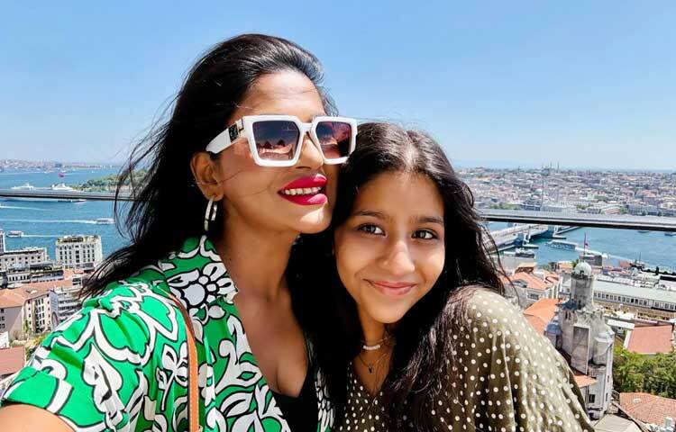 মেয়ে ও ক্যারিয়ারের নানা ব্যস্ততা নিয়েই কেটে যাচ্ছে তার দিন।