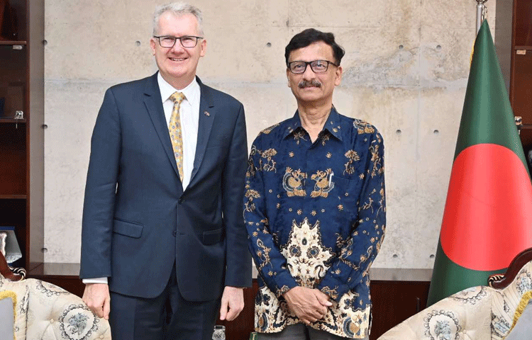 দ্বিপাক্ষিক সম্পর্ক জোরদারে দুই দিনের সফরকালে বাংলাদেশের অধিকারে থাকা সমুদ্র অঞ্চলের নিরাপত্তা বৃদ্ধি ও কোস্টগার্ডের সক্ষমতা বাড়াতে প্রশিক্ষণ বিষয়ে গুরুত্বপূর্ণ সমঝোতা স্মারকসহ একাধিক ডকুমেন্ট সই হওয়ার কথা রয়েছে।