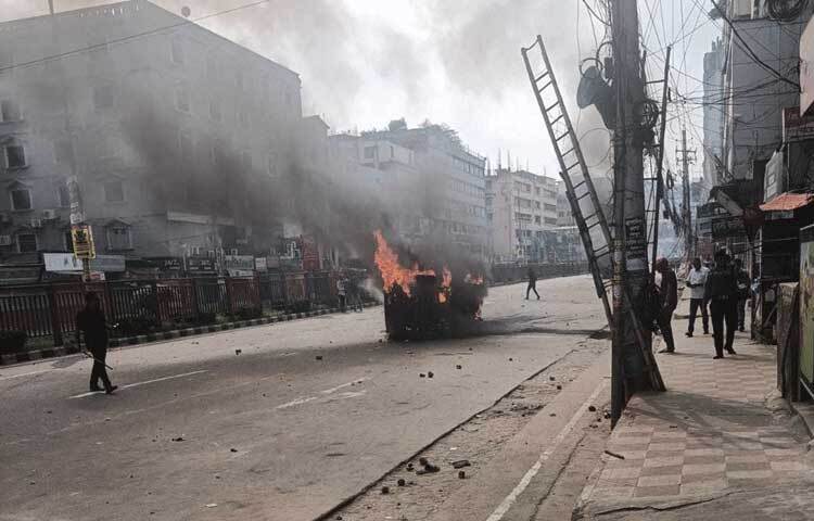 এ বিষয়ে ভাষানটেক থানার ওসি শাহ মোহাম্মদ ফয়সাল বলেন, পরিস্থিতি নিয়ন্ত্রণে পুলিশ সকাল থেকেই রাস্তায় ছিল। পোশাক শ্রমিকরা হঠাৎ করে তাদের আন্দোলন থেকে পুলিশ ও সেনাবাহিনীকে লক্ষ্য করে ইট-পাটকেল নিক্ষেপ করে। এক পর্যায়ে তারা সেনাবাহিনী ও পুলিশের গাড়িতে আগুন লাগিয়ে দেয়। এখন পরিস্থিতি কিছুটা নিয়ন্ত্রণে রয়েছে। সেনাবাহিনী ও পুলিশ স্পটে রয়েছে।