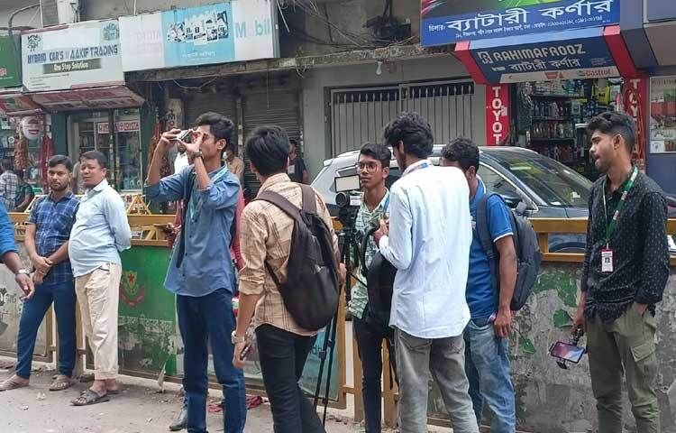 নেতাকর্মীর দেখা না মিললেও সেখানে বেড়েছে গণমাধ্যম কর্মীদের আনাগোনা।