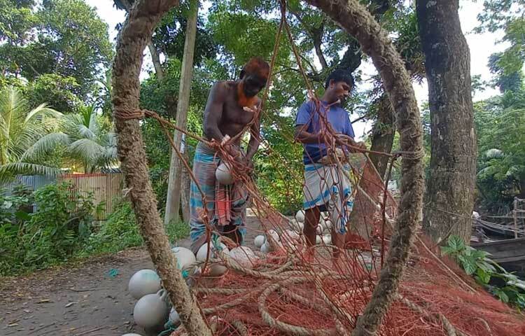 আজ মধ্যরাত থেকে ইলিশ ধরার উৎসবে নেমে পড়বেন তারা। এজন্য জাল ও নৌকাসহ ইলিশ ধরার অন্যান্য সরঞ্জাম প্রস্তুত করেছেন।