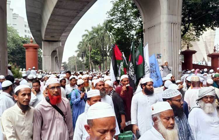 সোহরাওয়ার্দী উদ্যানের মহাসম্মেলনের সীমানা ঢাকা বিশ্ববিদ্যালয় (ঢাবি) ক্যাম্পাস, রমনা পার্কসহ আশপাশের সব সড়ক ছাড়িয়ে গেছে।