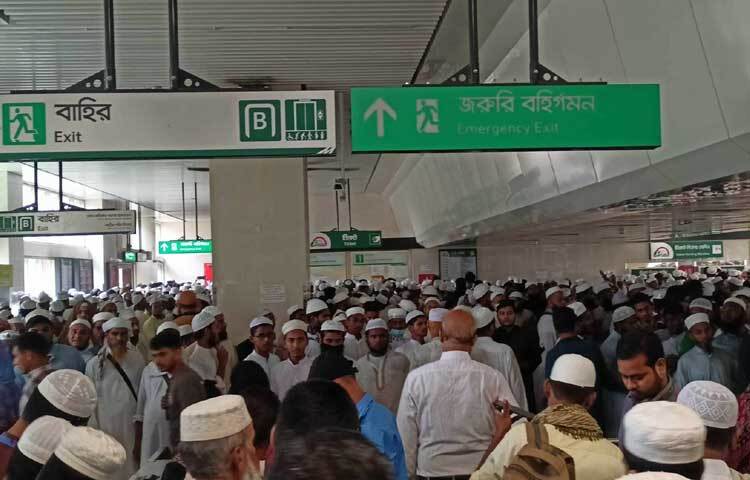 সম্মেলনে অংশ নিতে মেট্রোতে করে আসছে অনেকে।