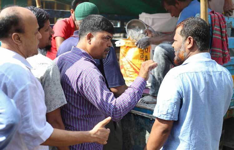 লাইনে দাঁড়িয়ে অপেক্ষা করছেন তারা।