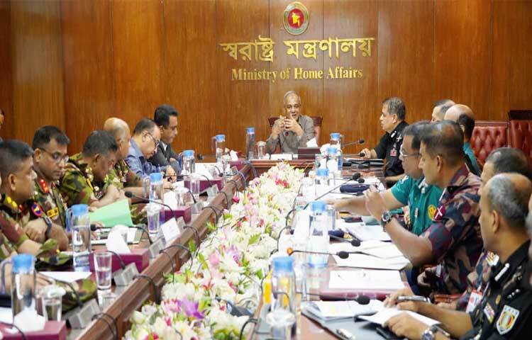 স্বরাষ্ট্র উপদেষ্টা লেফটেন্যান্ট জেনারেল মো. জাহাঙ্গীর আলম চৌধুরী (অব.) মন্ত্রণালয়ের সভাকক্ষে ঢাকা মেট্রোপলিটন এলাকার আইনশৃঙ্খলা পরিস্থিতি পর্যালোচনা সভায় সভাপতিত্ব করেন। ছবি: পিআইডি