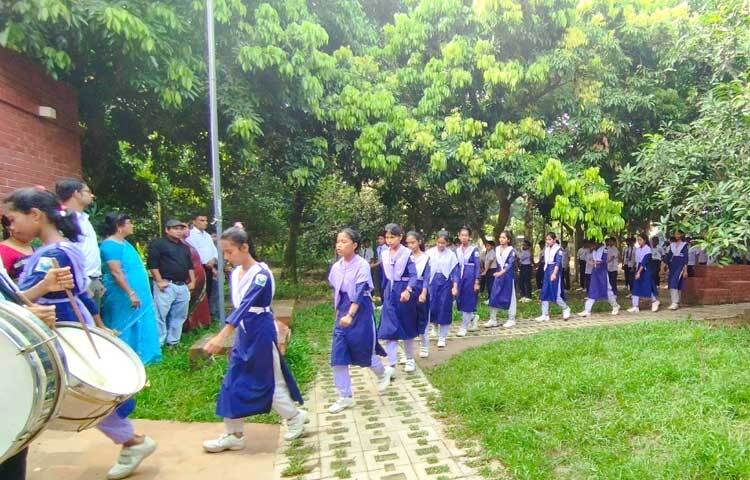 এই প্রান্তিক পর্যায়ে টিনের চালা দিয়ে স্কুল শুরু করি। পরে আমার শ্যালিকা এবং সবশেষ স্থপতি ইকবাল হাবিব আমার পাশে দাঁড়ান। এরমধ্য দিয়ে আজকের বড়াল বিদ্যানিকেতন।