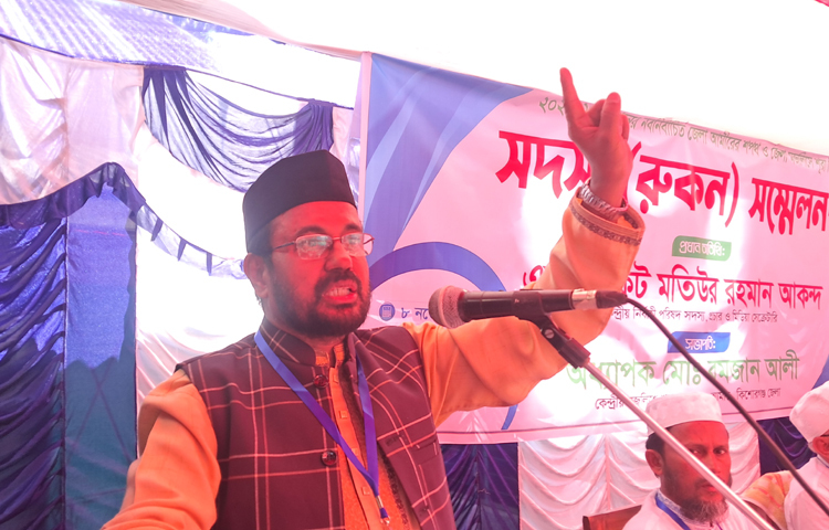 আগামী নির্বাচনে ৩০০ আসনেই প্রার্থী দেবে জামায়াত। এখন থেকে সব পর্যায়ে তৎপরতা হবে মাঠ পর্যায়ে। আজ সকাল ১০টায় শহরের আল-ফারুক ট্রাস্ট মিলনায়তনে কিশোরগঞ্জ জেলা আমিরের শপথগ্রহণ ও রুকন সম্মেলনে প্রধান অতিথির বক্তব্যে দলের কেন্দ্রীয় নির্বাহী পরিষদ সদস্য ও মিডিয়া সেক্রেটারি অ্যাডভোকেট মতিউর রহমান আকন্দ এ কথা বলেন। ছবি: জাগো নিউজ