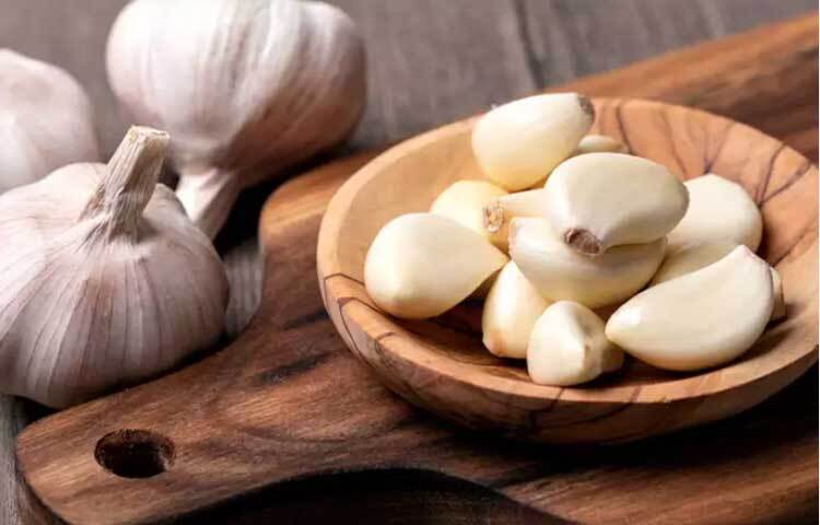 রসুন সাধারণ ও বিরল সংক্রমণের ক্ষেত্রে দায়ী প্যাথোজেনকে মেরে ফেলতে পারে। এতে শক্তিশালী অ্যান্টি ব্যাকটেরিয়াল ও অ্যান্টি মাইক্রোবিয়াল বৈশিষ্ট্য আছে। রসুন কাঁচা খাওয়া ভালো।