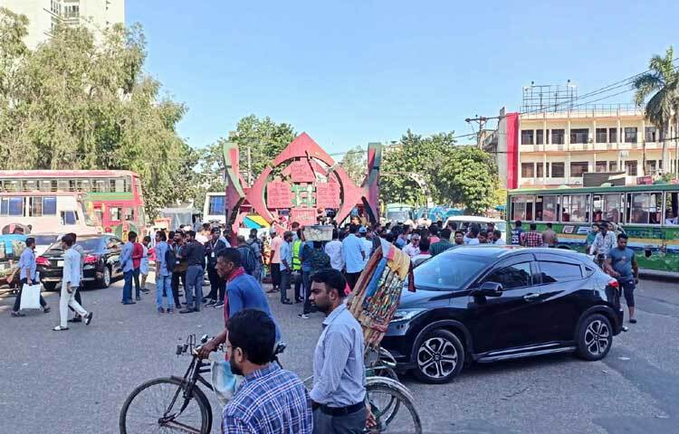 এ বিষয়ে ডিএমপির মিডিয়া অ্যান্ড পাবলিক রিলেশন্স বিভাগের উপ-কমিশনার (ডিসি) মুহাম্মদ তালেবুর রহমান বলেন, নগরীর শৃঙ্খলা রক্ষা করার জন্য ডিএমপি বদ্ধপরিকর। সমাবেশের নামে কাউকে বিশৃঙ্খলা সৃষ্টি করতে দেওয়া হবে না। কেউ বিশৃঙ্খল পরিস্থিতির চেষ্টা করলে কঠোর হস্তে দমন করা হবে। শহরের আইনশৃঙ্খলা রক্ষার জন্য পর্যাপ্ত পুলিশ মোতায়েন রয়েছে।’ ছবি: বিপ্লব দীক্ষিত