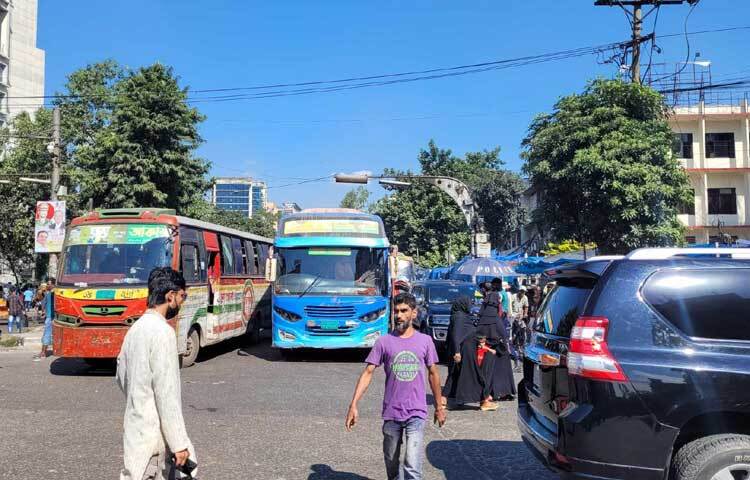 ছাত্র-জনতা ছাড়াও আওয়ামী লীগের অফিসের সামনে অবস্থান নিয়েছে বিএনপির নেতা-কর্মীরা। এতেই স্থবির হয়ে পরেছে যান চলাচল। ছবি: রায়হান আহমেদ