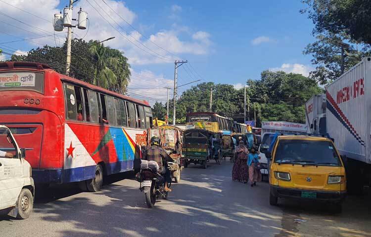 আর সকালে যারা এই পথ দিয়ে উত্তরাঞ্চলে যাওয়ার জন্য বাসা থেকে বের হয়েছেন তারা হেঁটে এবং নানা ঝক্কি ঝামেলা করে গাজীপুর চৌরাস্তা এসে গন্তব্যের উদ্দেশ্যে রওনা হচ্ছেন।