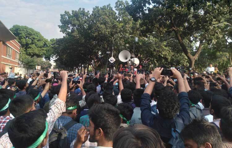 দুপুর আড়াইটার দিকে সচিবালয়ের ১ নম্বর গেটের সামনে সামনে অবস্থান নেন তারা। এর আগে সকালে জগন্নাথ বিশ্ববিদ্যালয়ের সাধারণ শিক্ষার্থীদের ব্যানারে গণপদযাত্রা শুরু করেন শিক্ষার্থীরা। এতে দুই হাজারের বেশি শিক্ষার্থী অংশ নেন।