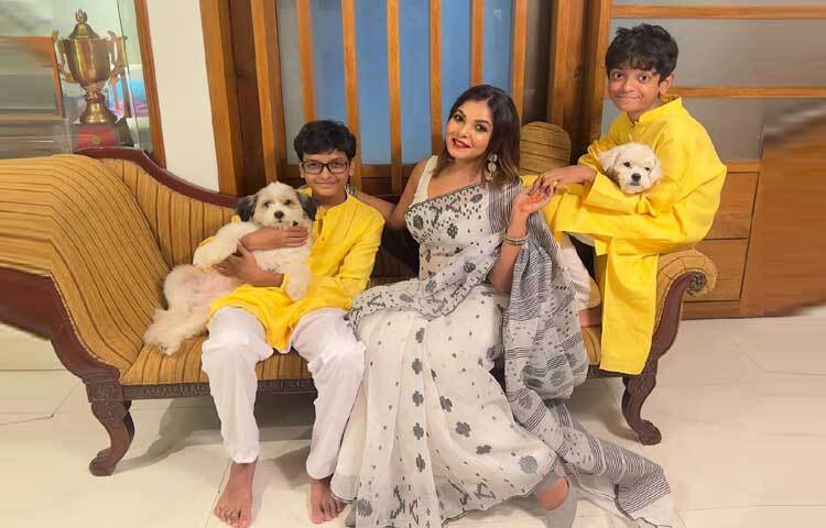 দুই ছেলের সঙ্গে কাটানো অভিনেত্রীর আনন্দঘন কিছু মুহূর্ত।