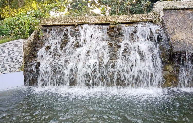 ১৮৯০ সালে নির্মিত প্রধান ভবনের সামনে একটি ফোয়ারা। যার পানির শব্দে মন আরও গভীর কল্পনার জগতে চলে যায়। চারদিকে সুসজ্জিত ফুলের বাগান আর ছোট ছোট কাঠামো। পুরো জায়গা প্রায় আট একরজুড়ে। পেছনের দিকে বিশাল আম বাগান, যা জমিদারদের বৈঠকের স্থান ছিল। ছবি: সজীব দত্ত