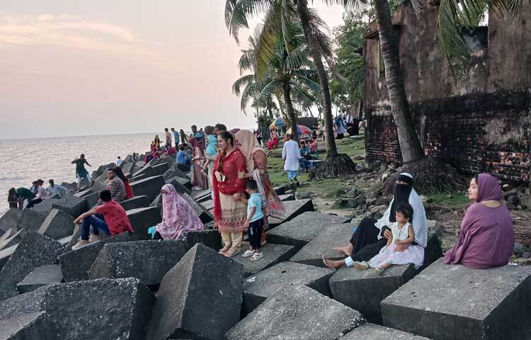 প্রতিদিন দূর দূরান্ত থেকে এখানে ছুটে আসছেন শত শত পর্যটক।