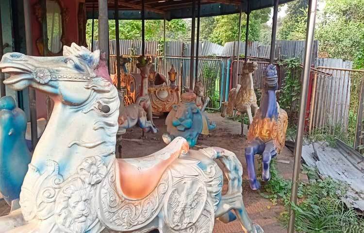 পুরো পার্কজুড়ে বিরাজ করছে সুনসান নীরবতা।