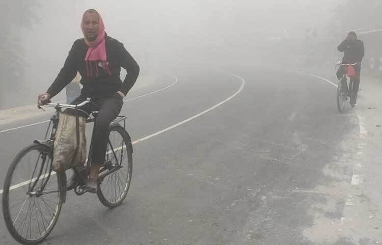 আজ সকাল ৭টায় জেলায় সর্বনিম্ন তাপমাত্রা রেকর্ড করা হয়েছে ১৭ দশমিক ৫ ডিগ্রি সেলসিয়াস।