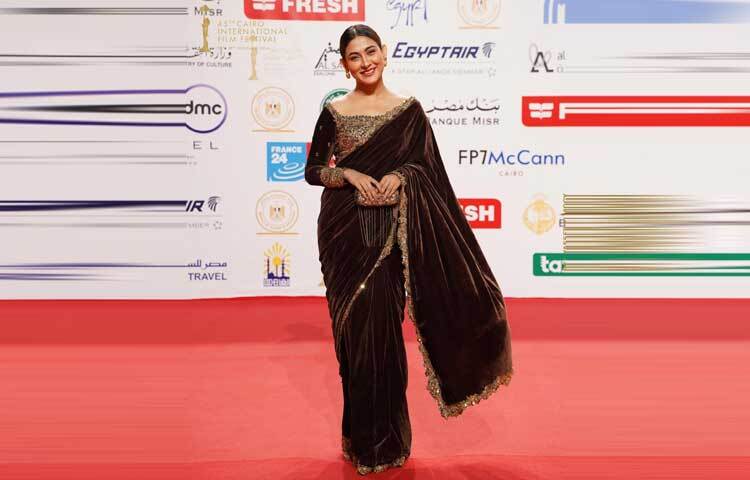 নায়িকার শাড়িটি ডিজাইন করেছেন বাংলাদেশি তরুণ ডিজাইনার সাফিয়া সাথী।