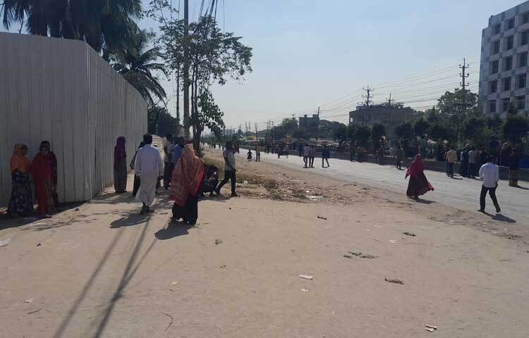 শ্রমিকদের সড়ক অবরোধের কারণে বিকল্প পথ ব্যবহার করে ওই এলাকার মানুষ বিভিন্ন স্থানে যাতায়াত করছেন। এছাড়া চন্দ্রা-নবীনগর সড়ক ব্যবহারকারীরাও বিকল্প পথ ব্যবহার করে চলাচল করছেন।