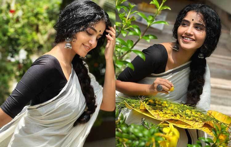 সাদাকালো শাড়িতে মায়াবী অভিনেত্রী।